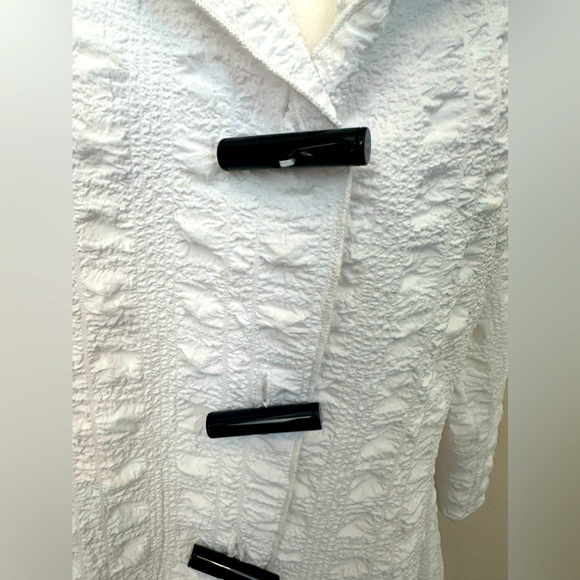 NWT IC by Connie K White Button Down Woman's M Blouse - Picture 3 of 8